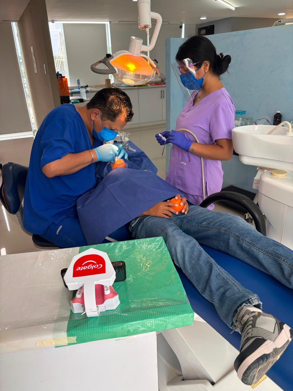 Tratamiento a cuatro manos en nuestro consultorio